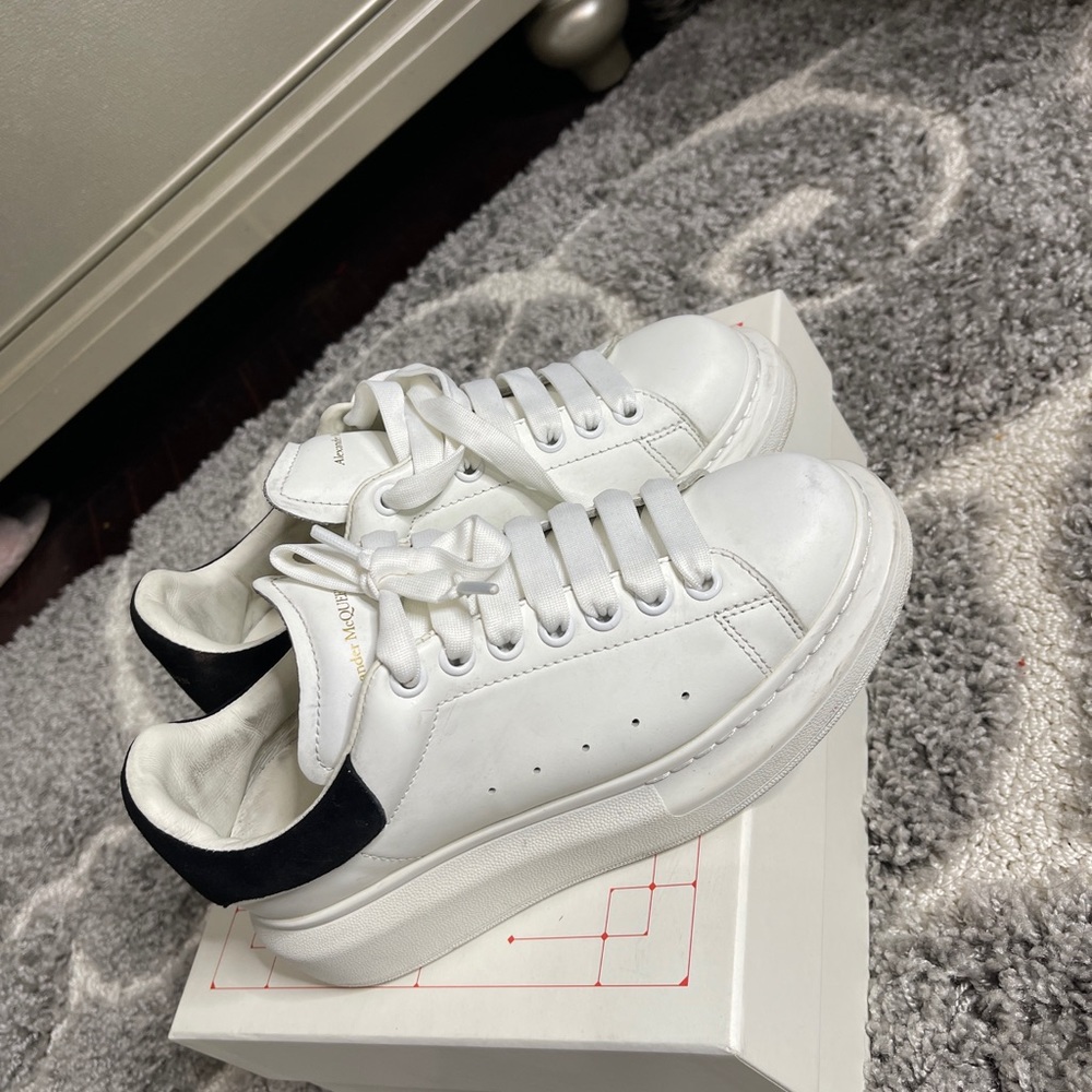 Alexander Mcqueens Size 39. PRE-OWNED.